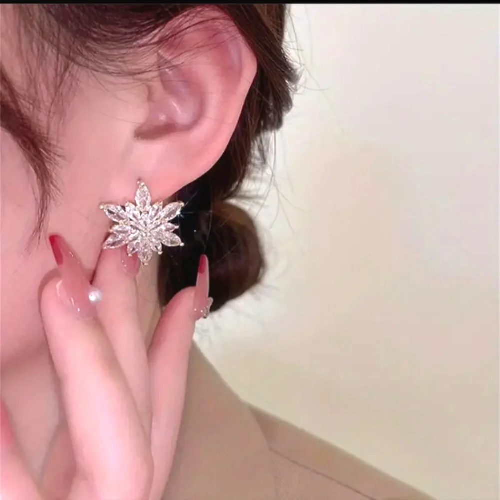 Rhinestone Starburst Stud Earrings Gold Post Back NIP - Picture 3 of 5